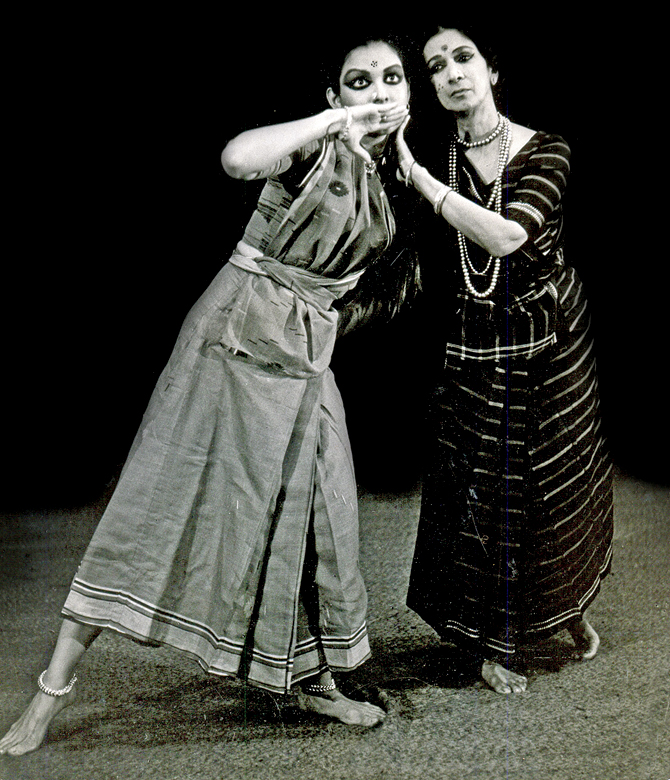 Mallika Sarabhai (left) with Mrinalini Sarabhai (right) performing in Chandalika.